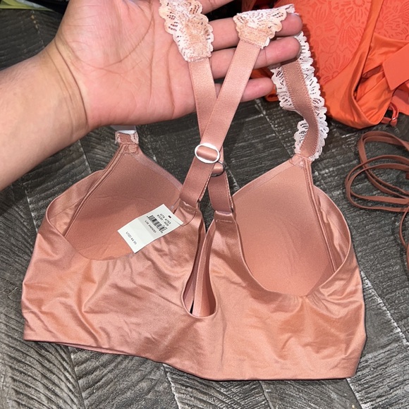 aerie wireless real sunnie crossed back bra - Picture 3 of 3